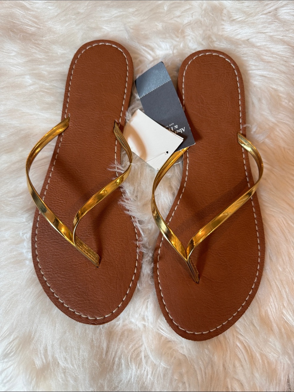NWT Medium 8/9 Abercrombie & Women’s Brown Flip Flop Sandals with Gold Straps!